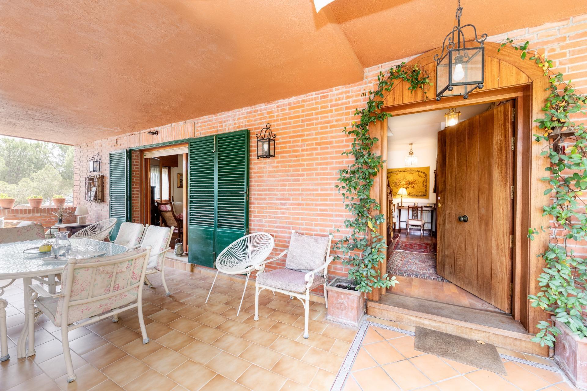 41-3-3 MAGNÍFICO CHALET INDEPENDIENTE EN URBANIZACIÓN EXCLUSIVA CON PISCINA JUNTO A LA COLONIA TORRELODONES