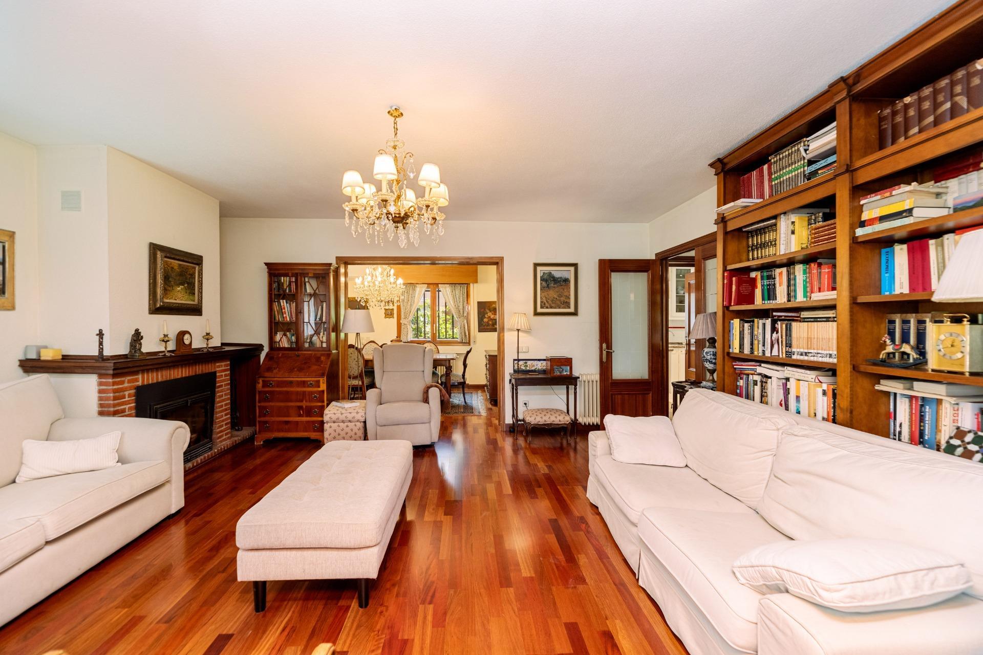 41-6-3 MAGNÍFICO CHALET INDEPENDIENTE EN URBANIZACIÓN EXCLUSIVA CON PISCINA JUNTO A LA COLONIA TORRELODONES