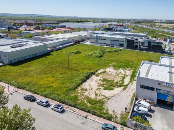 ¡OPORTUNIDAD INVERSORES Y EMPRESAS! Parcela Urbana de 2.627 m² Frente al Núcleo Urbano Ubicación pri
