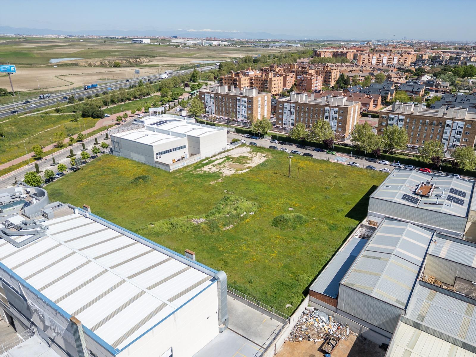 ¡OPORTUNIDAD INVERSORES Y EMPRESAS! Parcela Urbana de 2.627 m² Frente al Núcleo Urbano Ubicación pri