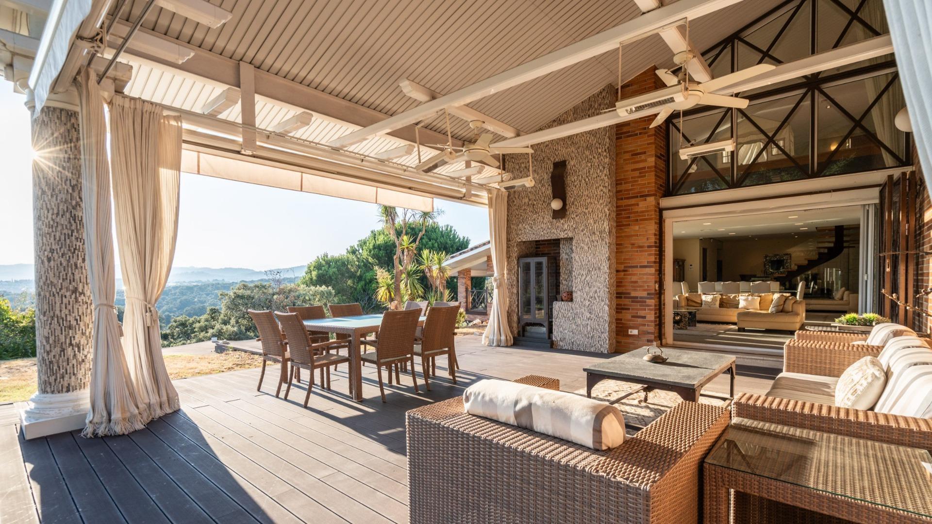 5-1-15 ^**^EXCLUSIVO CHALET INDEPENDIENTE CON PISCINA CUBIERTA Y VISTAS PANORÁMICAS A LA SIERRA EN LAS ROZAS^**^
