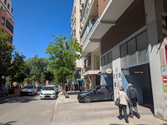 Plaza de garaje para coche grande