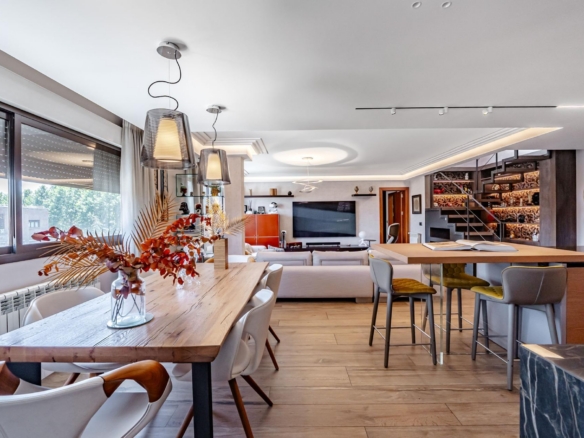Excepcional ático dúplex de lujo con gran terraza en urbanización premium.