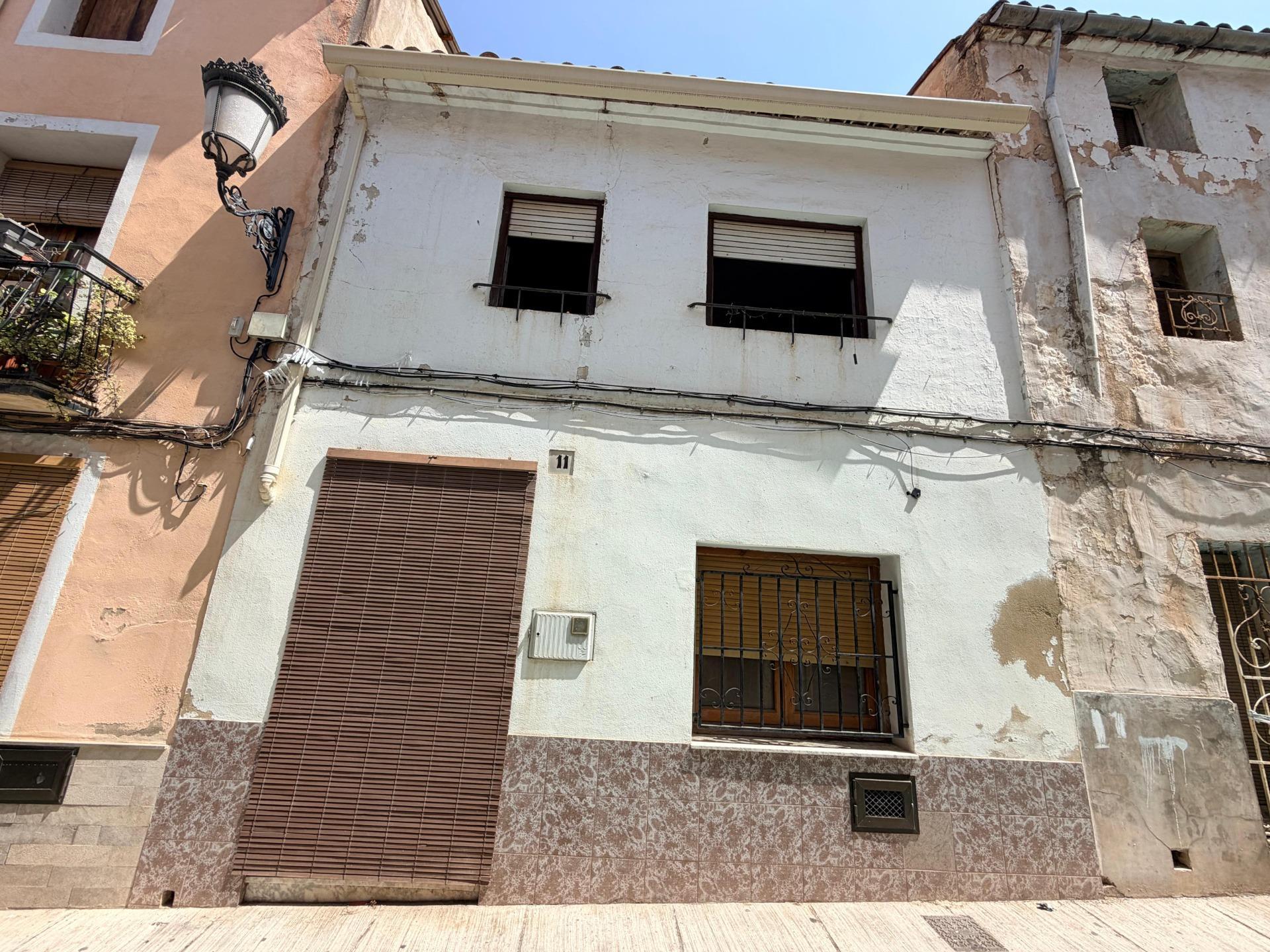 8-1-12 CASA CON UN ENORME POTENCIAL EN PLENO CENTRO DE ENGUERA