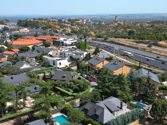^**^EXCLUSIVO CHALET INDEPENDIENTE DE 430 M² CON PISCINA Y EXCELENTE UBICACIÓN EN TORRELODONES^**^