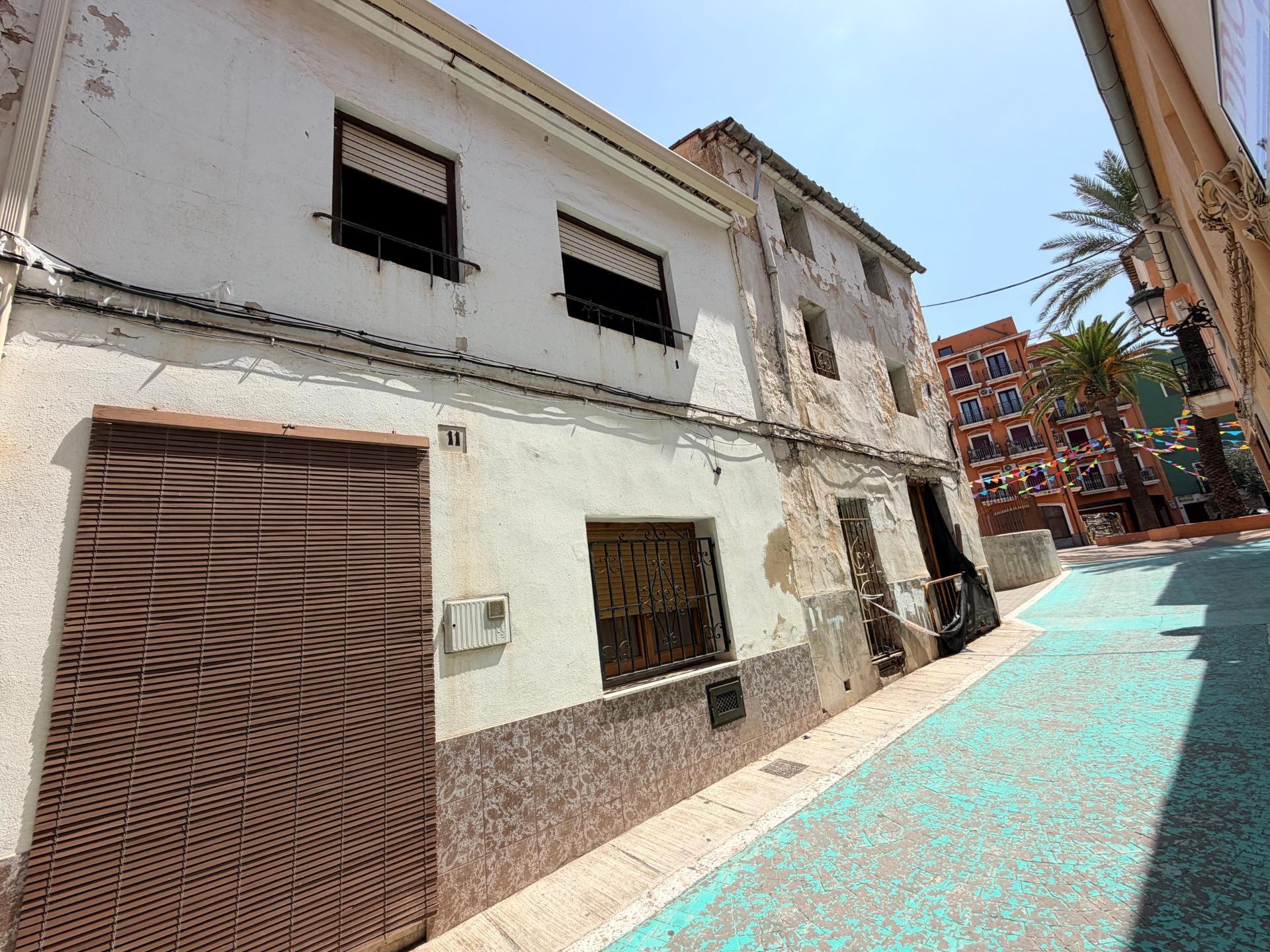 8-11-2 CASA CON UN ENORME POTENCIAL EN PLENO CENTRO DE ENGUERA