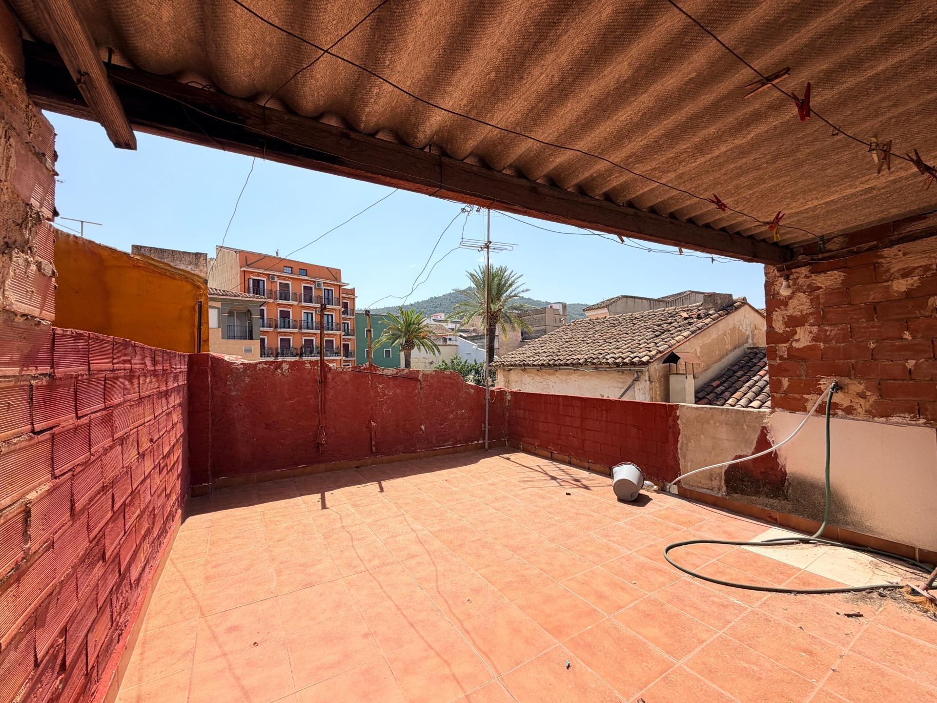 8-9-12 CASA CON UN ENORME POTENCIAL EN PLENO CENTRO DE ENGUERA