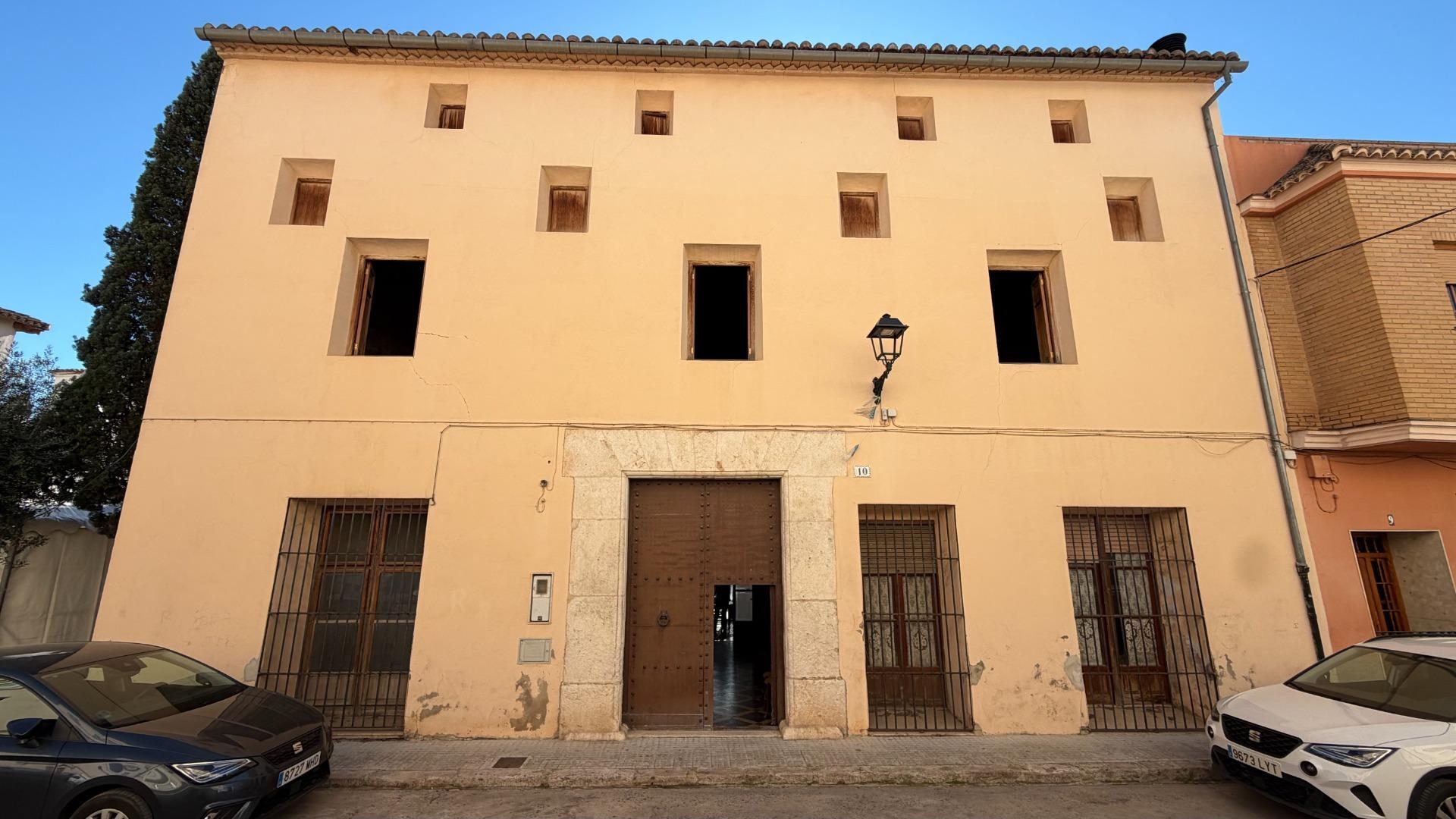 9-1-6 Casa de Pueblo en Alberic: 751 m², 6 Hab, Gran Patio y Antigua Cambra de la Seda