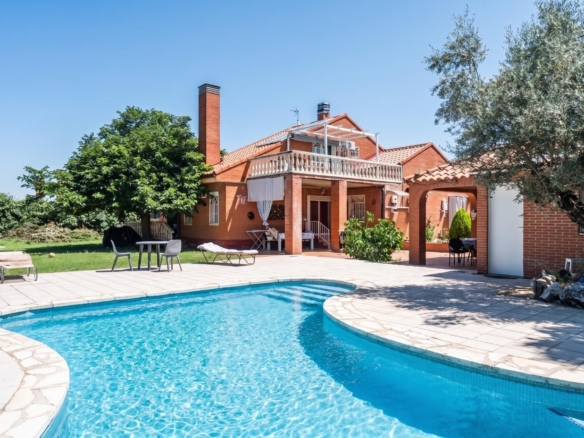 ^**^EXCLUSIVO CHALET INDEPENDIENTE DE ESQUINA EN RIVAS VACIAMADRID: UNA PROPIEDAD ÚNICA PARA VIVIR O INVERTIR^**^ Hay inmuebles que destacan por sus dimensiones, otros por su ubicación y algunos por