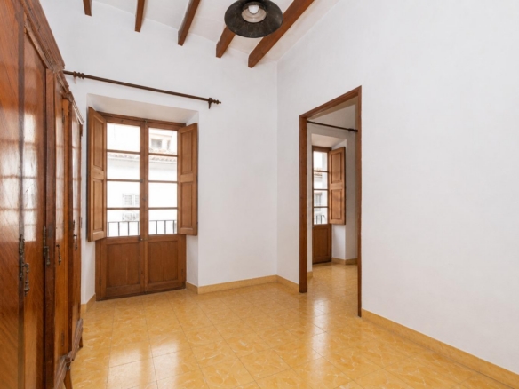 Casa de pueblo de tres plantas para reformar en el centro histórico de Felanitx