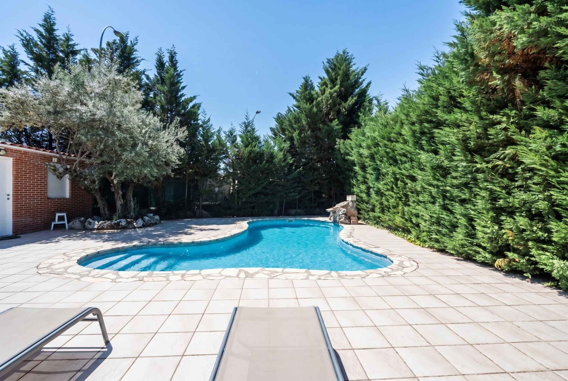 ^**^EXCLUSIVO CHALET INDEPENDIENTE DE ESQUINA EN RIVAS VACIAMADRID: UNA PROPIEDAD ÚNICA PARA VIVIR O INVERTIR^**^ Hay inmuebles que destacan por sus dimensiones, otros por su ubicación y algunos por