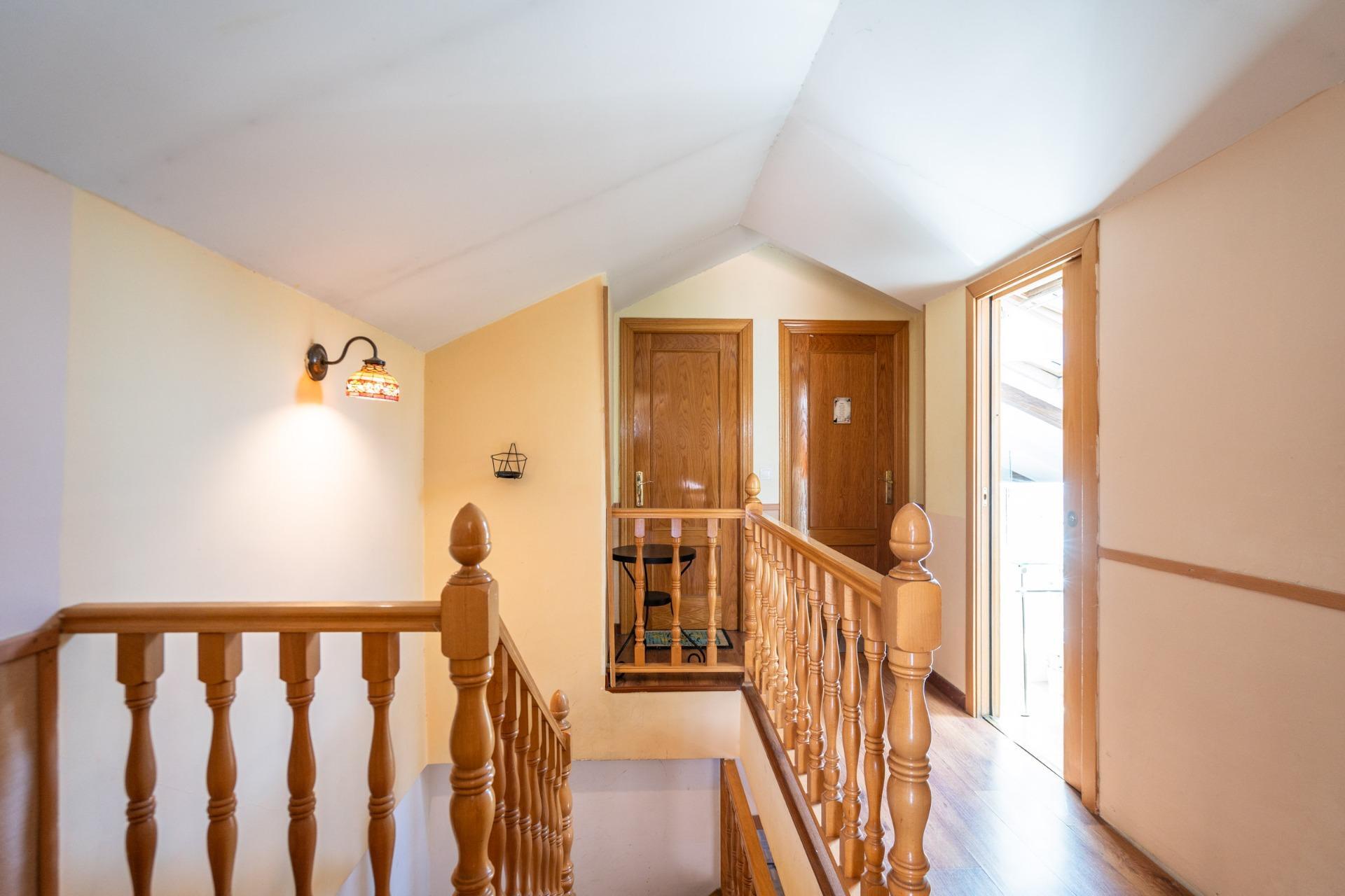 ^**^EXCLUSIVO CHALET INDEPENDIENTE DE ESQUINA EN RIVAS VACIAMADRID: UNA PROPIEDAD ÚNICA PARA VIVIR O INVERTIR^**^ Hay inmuebles que destacan por sus dimensiones, otros por su ubicación y algunos por