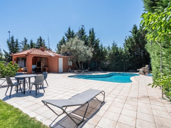 ^**^EXCLUSIVO CHALET INDEPENDIENTE DE ESQUINA EN RIVAS VACIAMADRID: UNA PROPIEDAD ÚNICA PARA VIVIR O INVERTIR^**^ Hay inmuebles que destacan por sus dimensiones, otros por su ubicación y algunos por