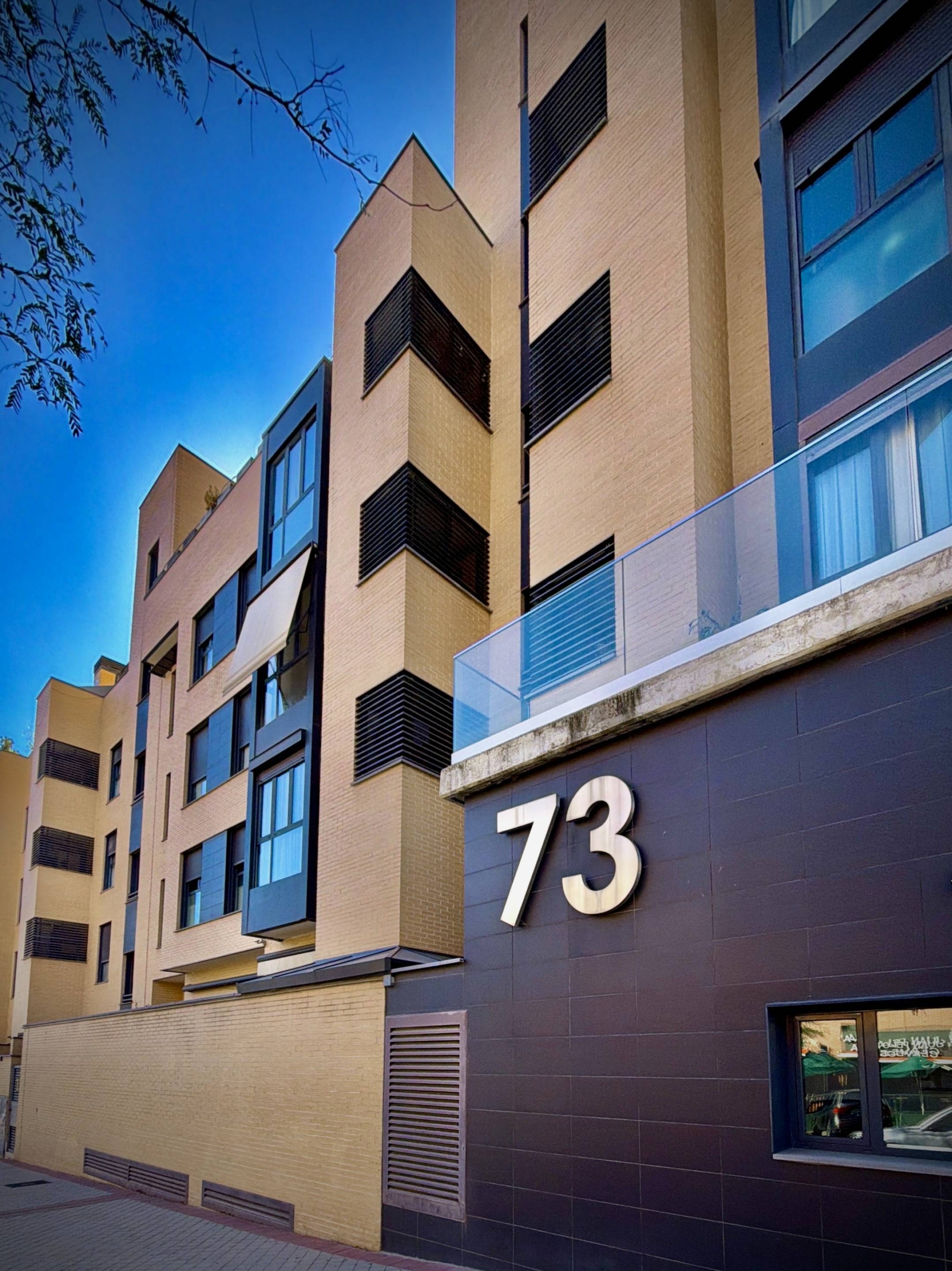 15-1-5 MONTECARMELO – PISO EXTERIOR CON 2 PLAZAS DE GARAJE Y TRASTERO, PISCINA Y PORTERO 24 H, JUNTO AL METRO