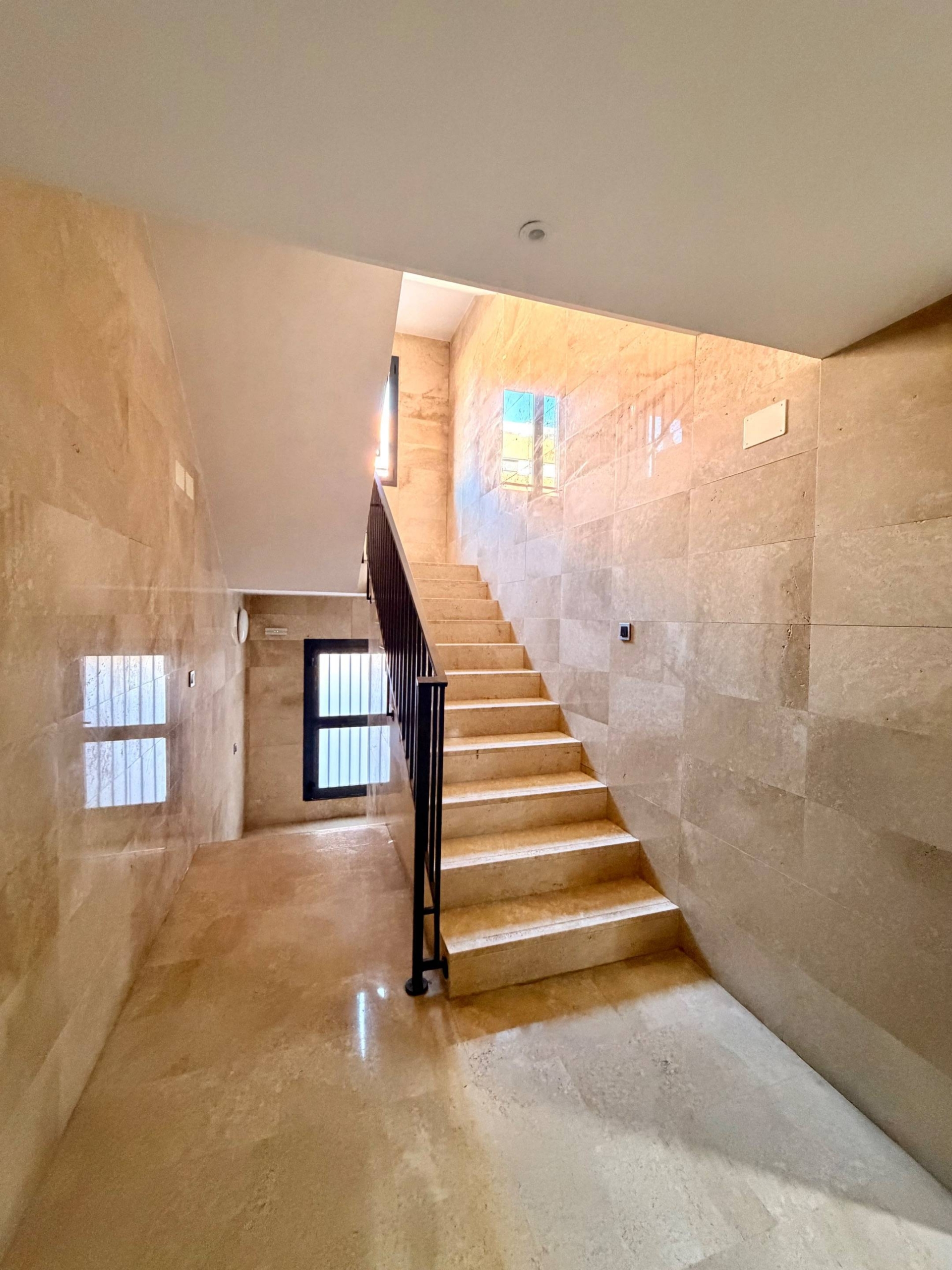 15-10-5 MONTECARMELO – PISO EXTERIOR CON 2 PLAZAS DE GARAJE Y TRASTERO, PISCINA Y PORTERO 24 H, JUNTO AL METRO