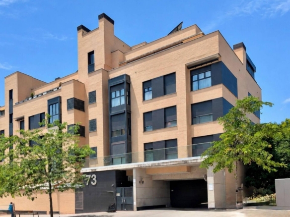 MONTECARMELO – PISO EXTERIOR CON 2 PLAZAS DE GARAJE Y TRASTERO, PISCINA Y PORTERO 24 H, JUNTO AL METRO