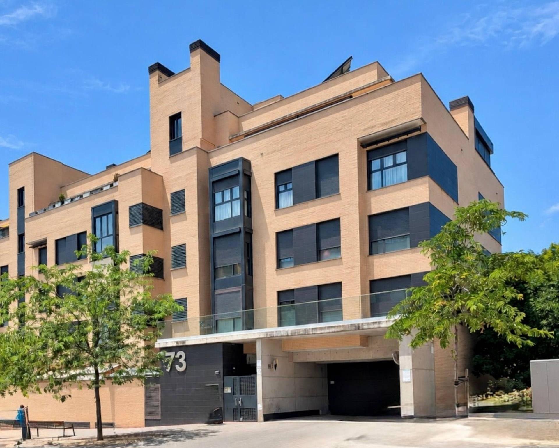 15-2-5 MONTECARMELO – PISO EXTERIOR CON 2 PLAZAS DE GARAJE Y TRASTERO, PISCINA Y PORTERO 24 H, JUNTO AL METRO