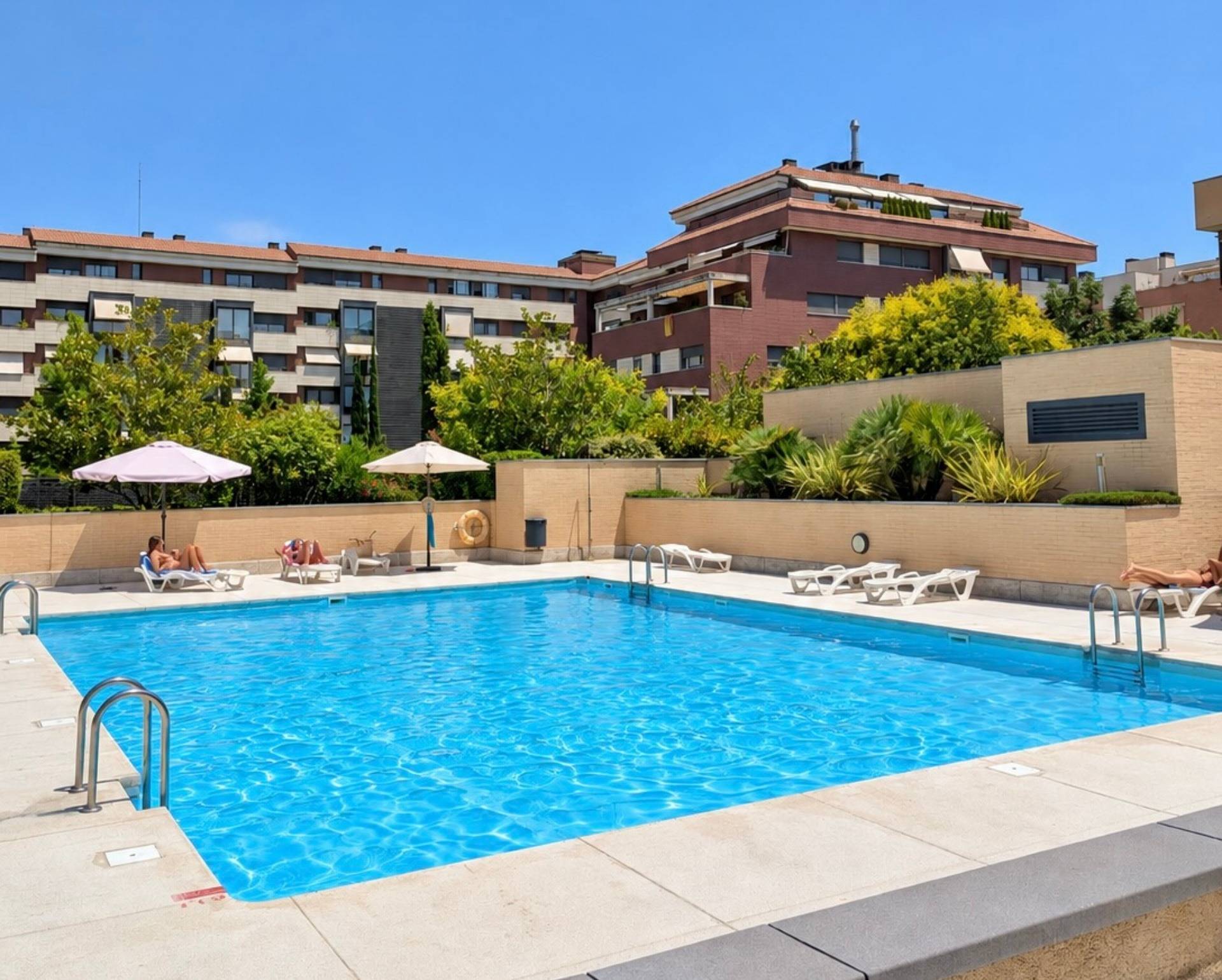 15-4-5 MONTECARMELO – PISO EXTERIOR CON 2 PLAZAS DE GARAJE Y TRASTERO, PISCINA Y PORTERO 24 H, JUNTO AL METRO
