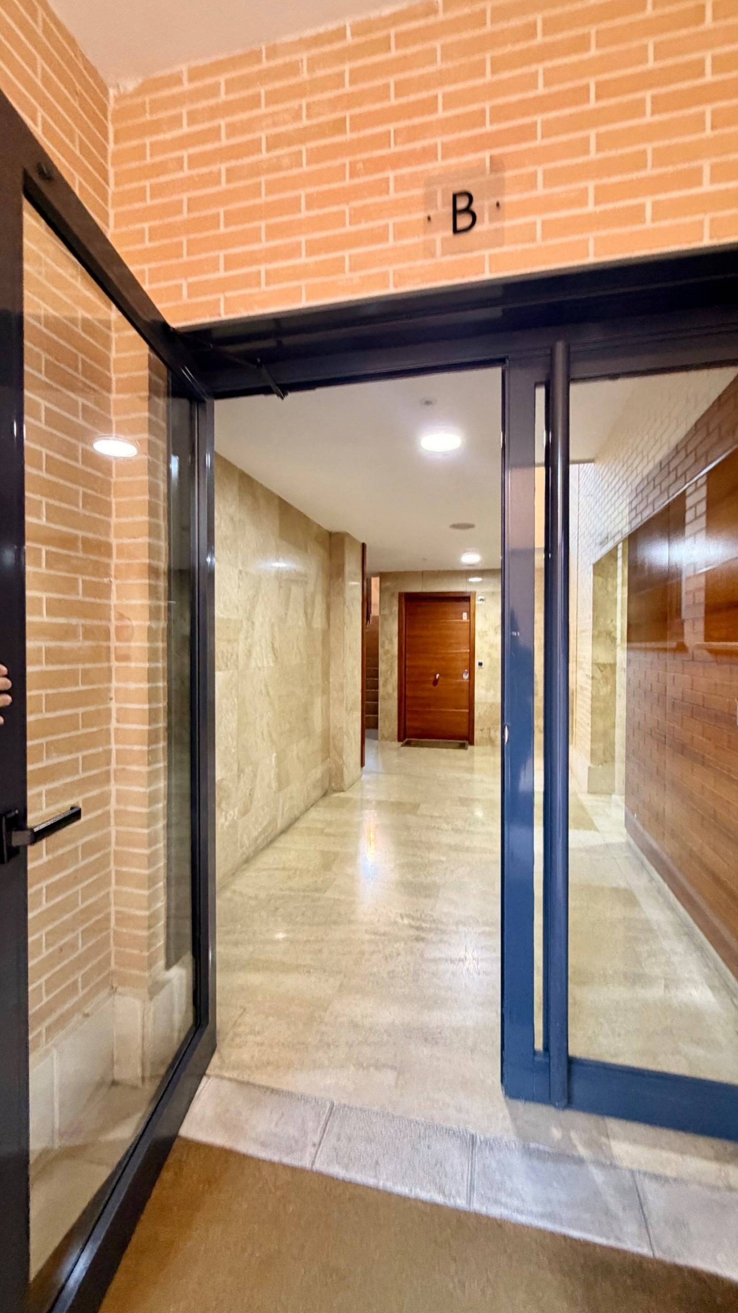 15-9-3 MONTECARMELO – PISO EXTERIOR CON 2 PLAZAS DE GARAJE Y TRASTERO, PISCINA Y PORTERO 24 H, JUNTO AL METRO