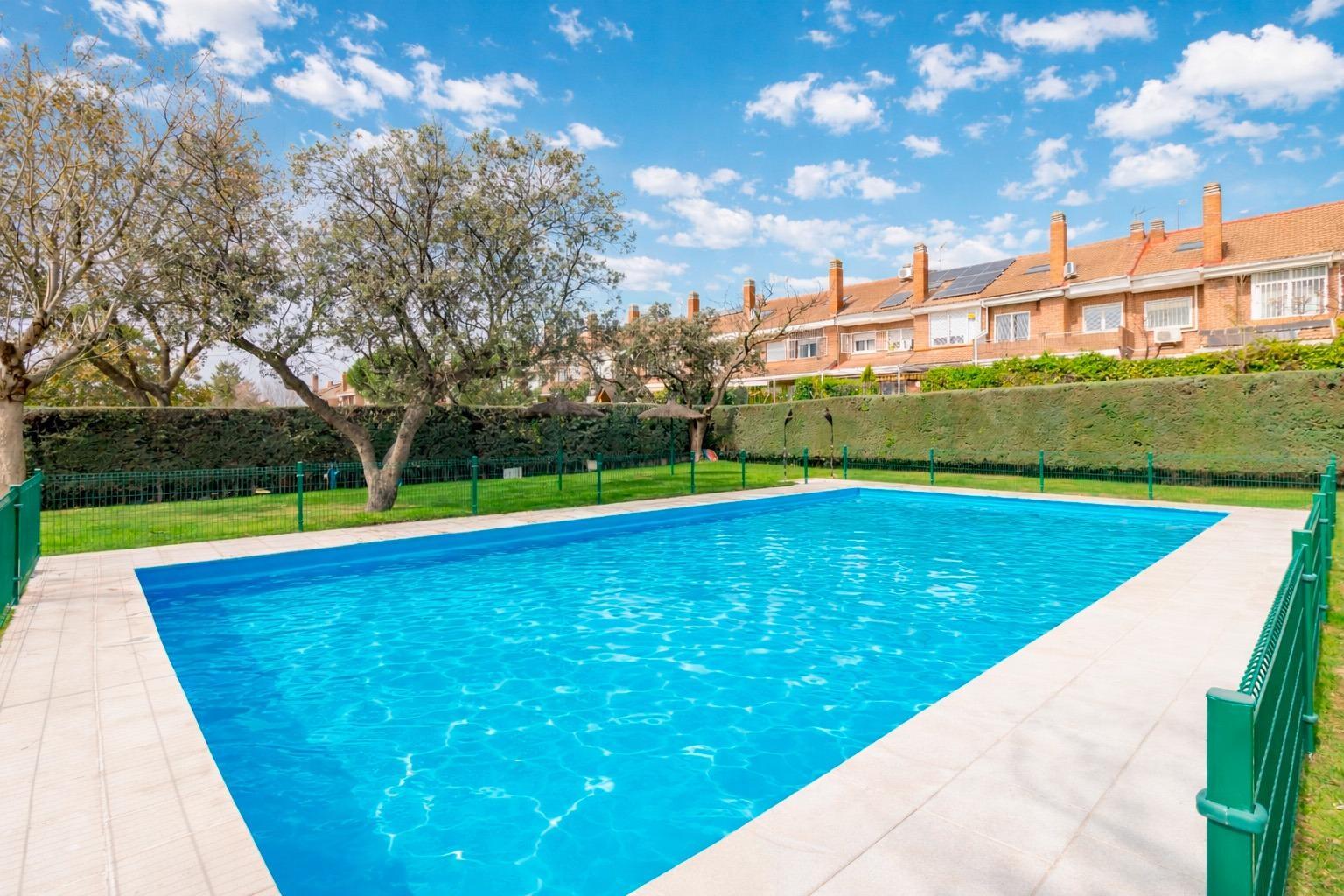 18-1 Espectacular Chalet con Jardín y Buhardilla en Las Rozas – Posibilidad de Alquiler con Opción a Compra