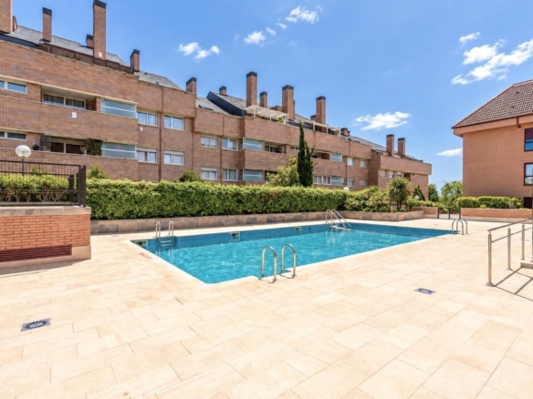 ^**^PRECIOSO BAJO REFORMADO CON GRAN JARDÍN PRIVADO, PISCINA Y PLAZA DE GARAJE EN EURÓPOLIS, LAS ROZAS^**^