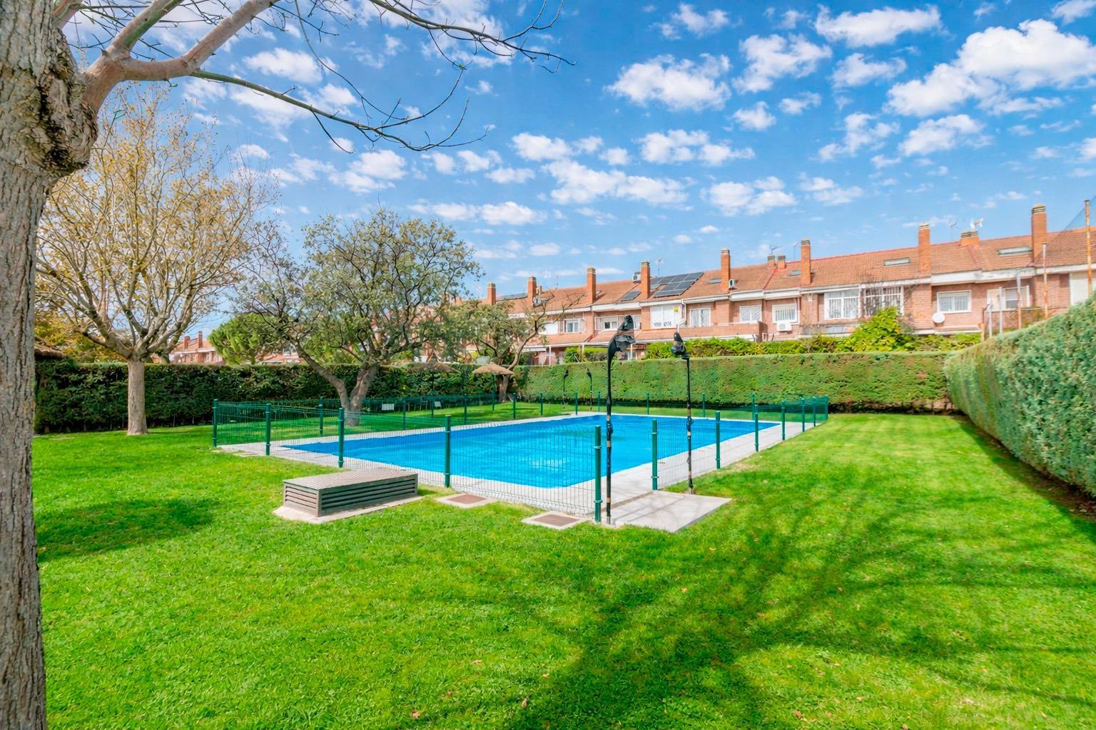18-2 Espectacular Chalet con Jardín y Buhardilla en Las Rozas – Posibilidad de Alquiler con Opción a Compra
