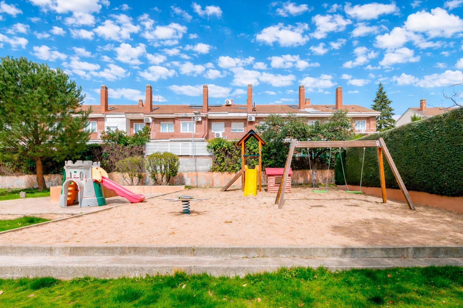 18-3 Espectacular Chalet con Jardín y Buhardilla en Las Rozas – Posibilidad de Alquiler con Opción a Compra