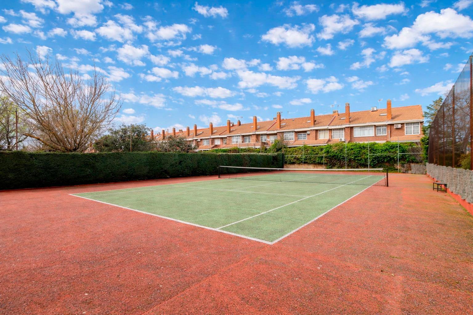 18-7 Espectacular Chalet con Jardín y Buhardilla en Las Rozas – Posibilidad de Alquiler con Opción a Compra