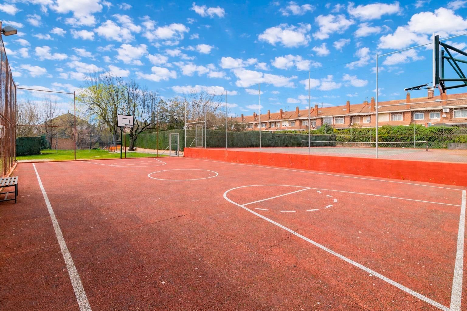 18-8 Espectacular Chalet con Jardín y Buhardilla en Las Rozas – Posibilidad de Alquiler con Opción a Compra