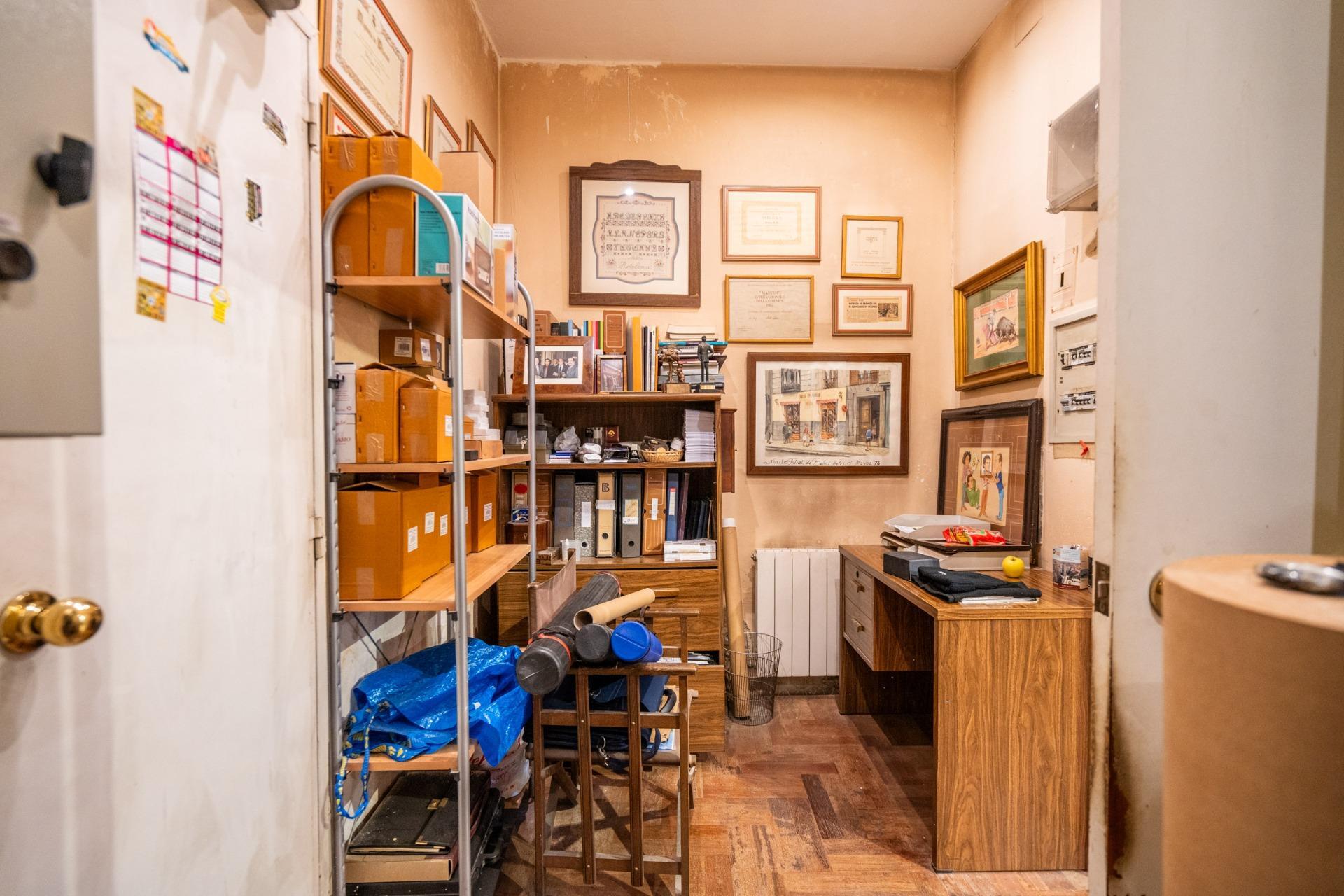 18-9-1 ^**^OPORTUNIDAD ÚNICA: EN VENTA LOCAL Y PISO COMUNICADOS EN EL BARRIO DE LAS LETRAS DE MADRID^**^ En pleno corazón del Barrio de las Letras, en la emblemática calle León, se presenta una oportuni
