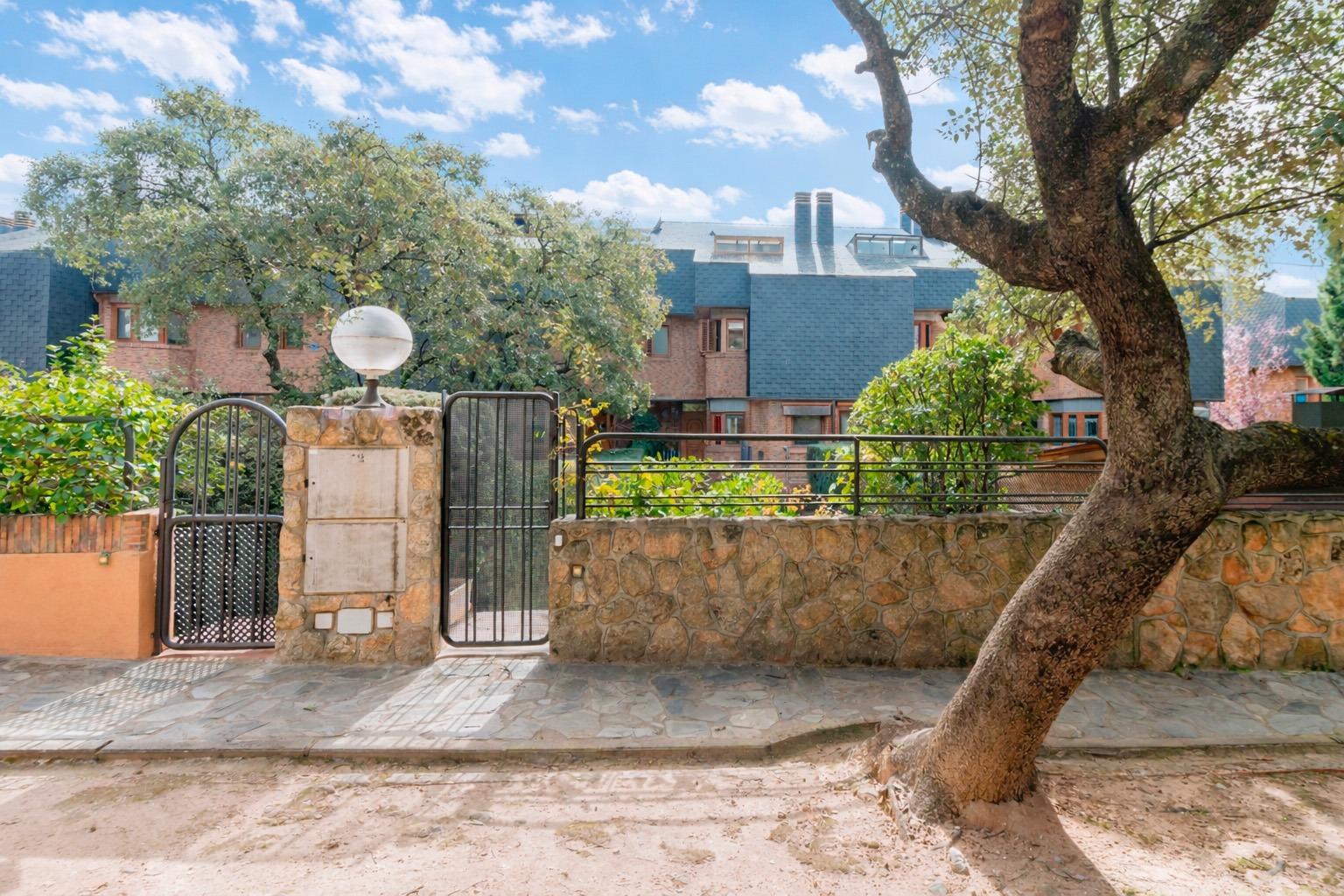 18-9 Espectacular Chalet con Jardín y Buhardilla en Las Rozas – Posibilidad de Alquiler con Opción a Compra