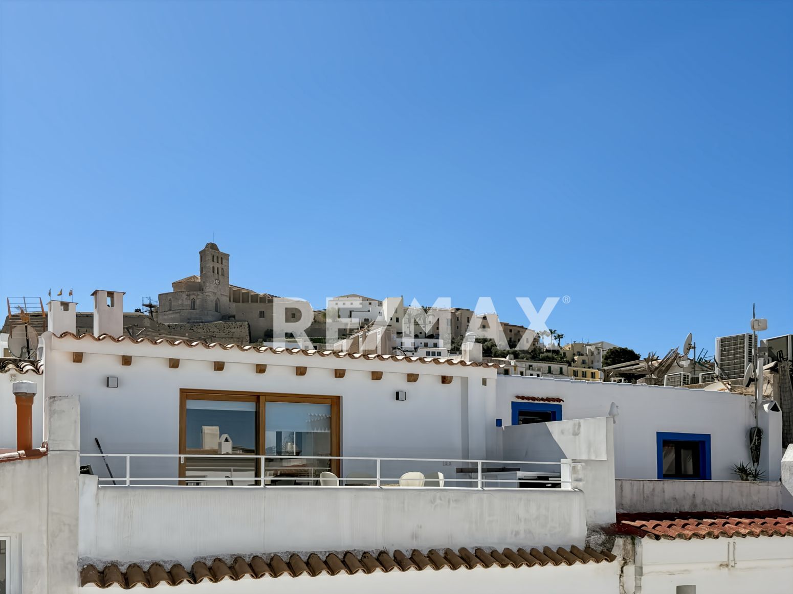 Ático con terraza privada y vistas a Dalt Vila en La Marina