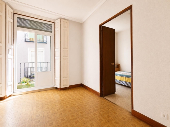 Oportunidad en Malasaña: Piso clásico a reformar con doble orientación y 4 balcones
