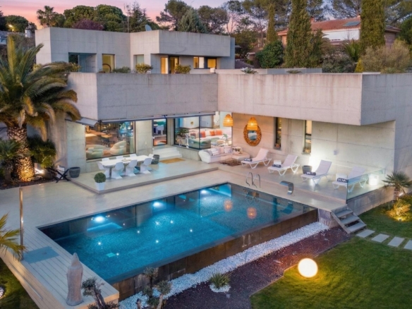 ^**^VILLA DE LUJO EN EL BOSQUE CON CINE, GIMNASIO Y PISCINA CLIMATIZADA^**^