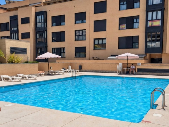 MONTECARMELO – PISO EXTERIOR CON 2 PLAZAS DE GARAJE Y TRASTERO, PISCINA Y PORTERO 24 H, JUNTO AL METRO
