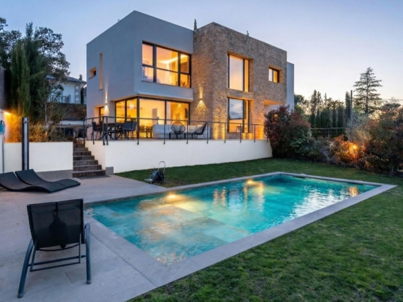 IMPRESIONANTE VIVIENDA DE DISEÑO CON PISCINA DE SAL Y ESPECTACULARES VISTAS