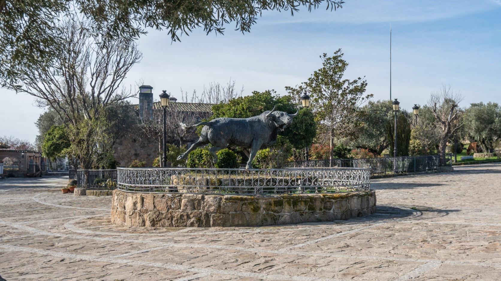 FINCA GANADERA DE LUJO EN ROBLEDO DE CHAVELA CON PLAZA DE TOROS Y ESPACIOS PARA EVENTOS
