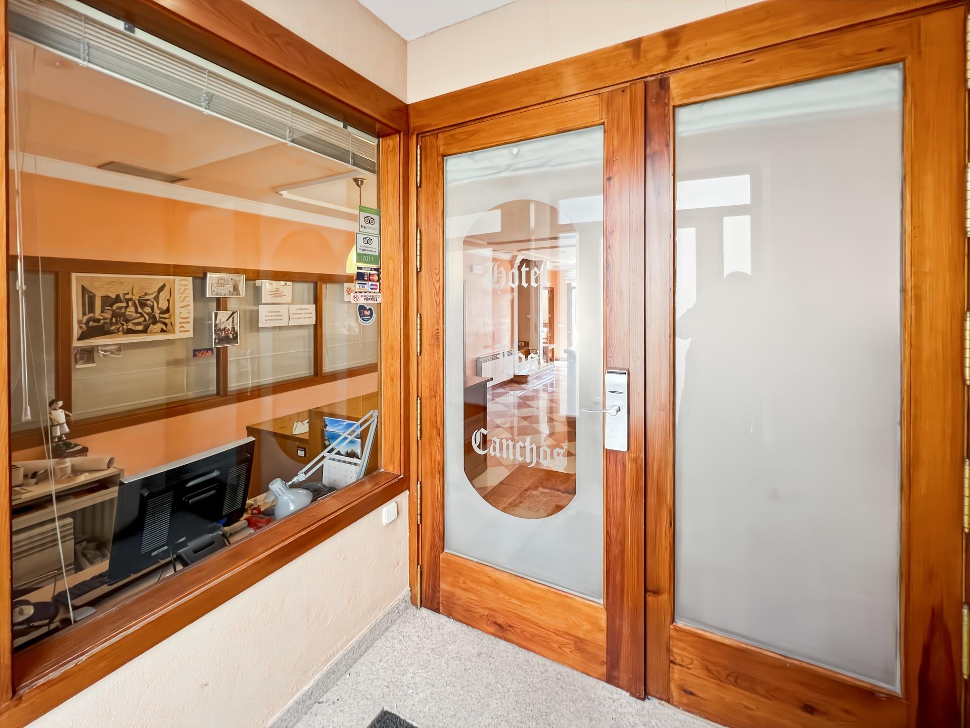 IMPRESIONANTE PROPIEDAD DE 506 M2 EN BUITRAGO: GRAN CASA FAMILIAR CON LICENCIA DE ALOJAMIENTO.