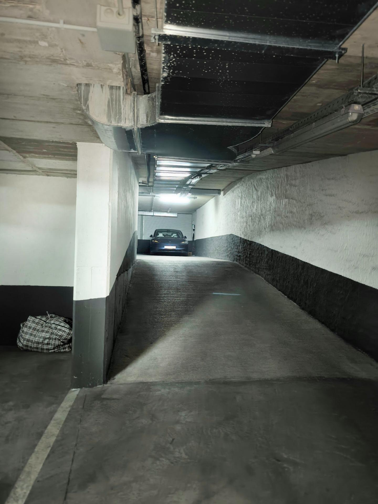 3-4-15 Plaza de garaje para coche grande