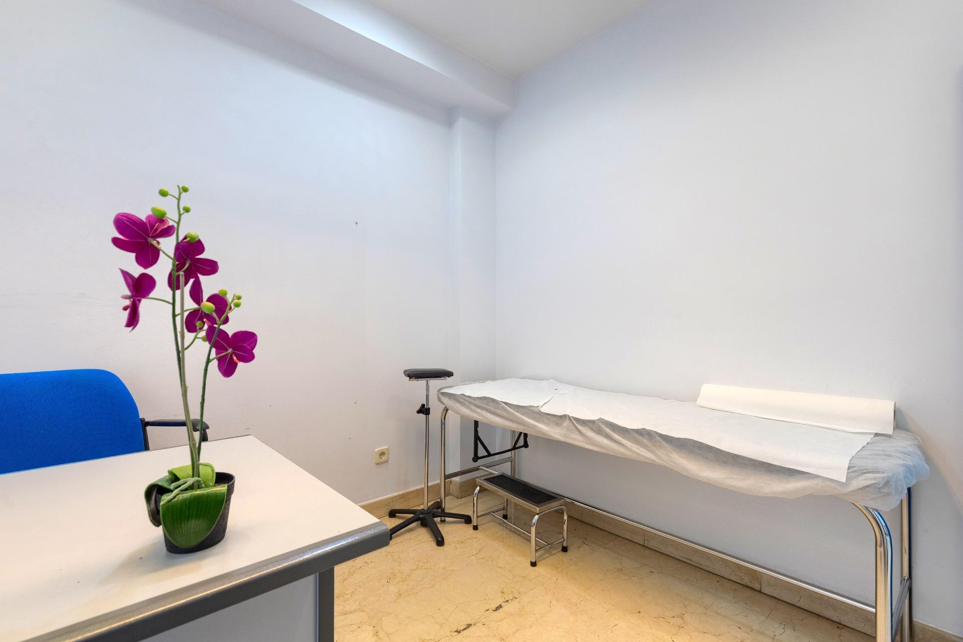 Local de 184 m² acondicionado como clínica, a pie de calle en Chamartín