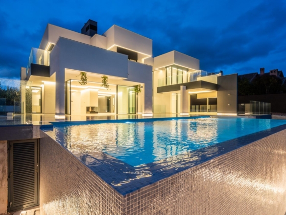 ^**^MAGNÍFICO CHALET INDEPENDIENTE DE LUJO EN LA ZONA MÁS EXCLUSIVA DE LAS ROZAS – CLUB DE GOLF^**^  Exclusiva vivienda de lujo totalmente a estrenar, situada en una de las zonas más prestigiosas