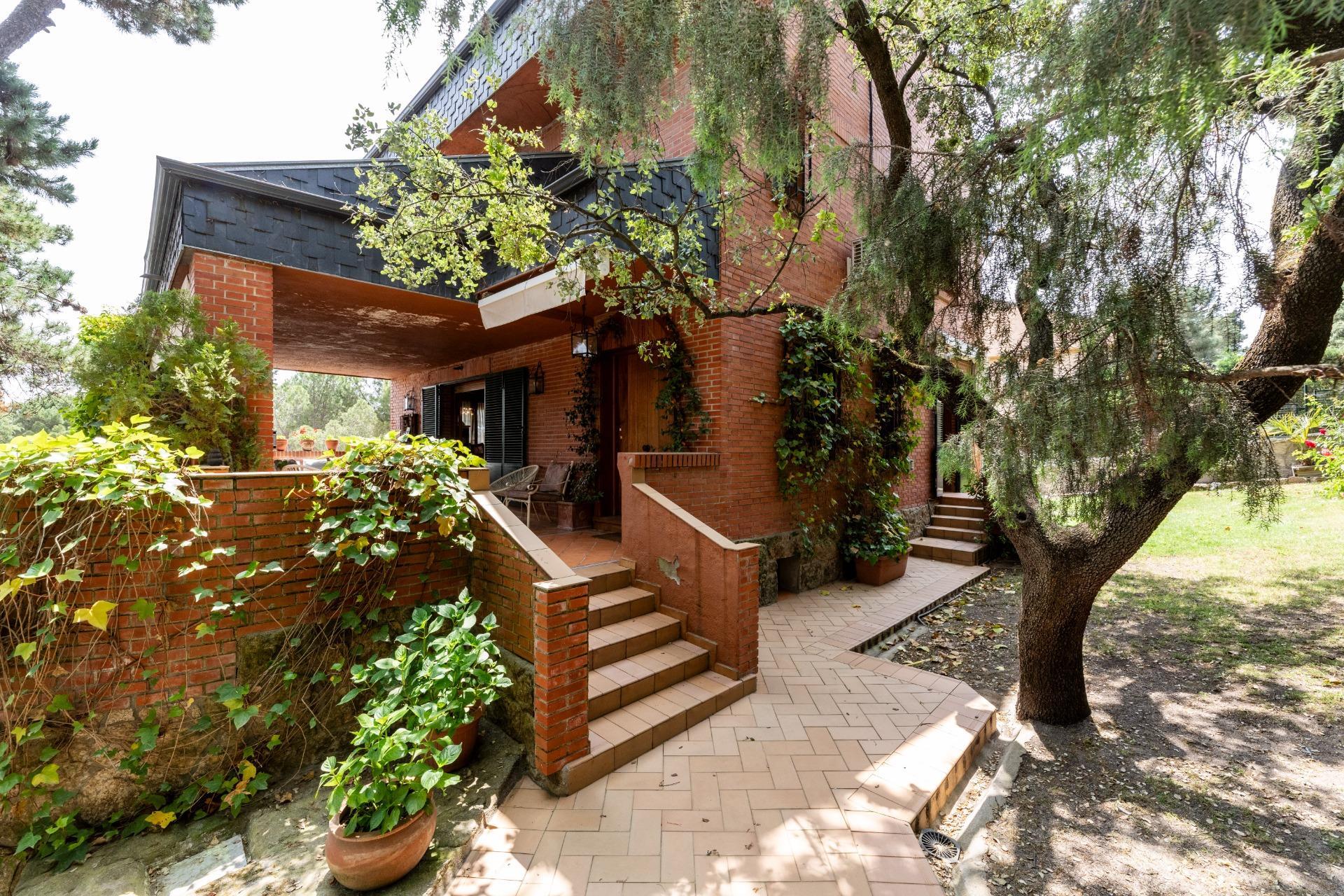 41-2-3 MAGNÍFICO CHALET INDEPENDIENTE EN URBANIZACIÓN EXCLUSIVA CON PISCINA JUNTO A LA COLONIA TORRELODONES