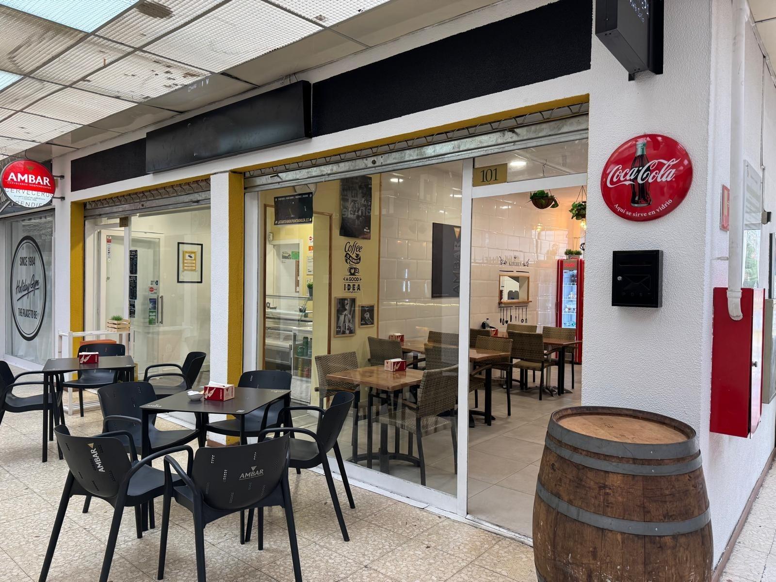 48-11 ^**^LOCAL EN ESQUINA CON TERRAZA EN RENTABILIDAD BRUTA DE 9.5%: ¡EL LUGAR IDEAL PARA TU NEGOCIO EN LAS ROZAS^**^ Presentamos un local comercial en una ubicación estratégica, situado en una de las e