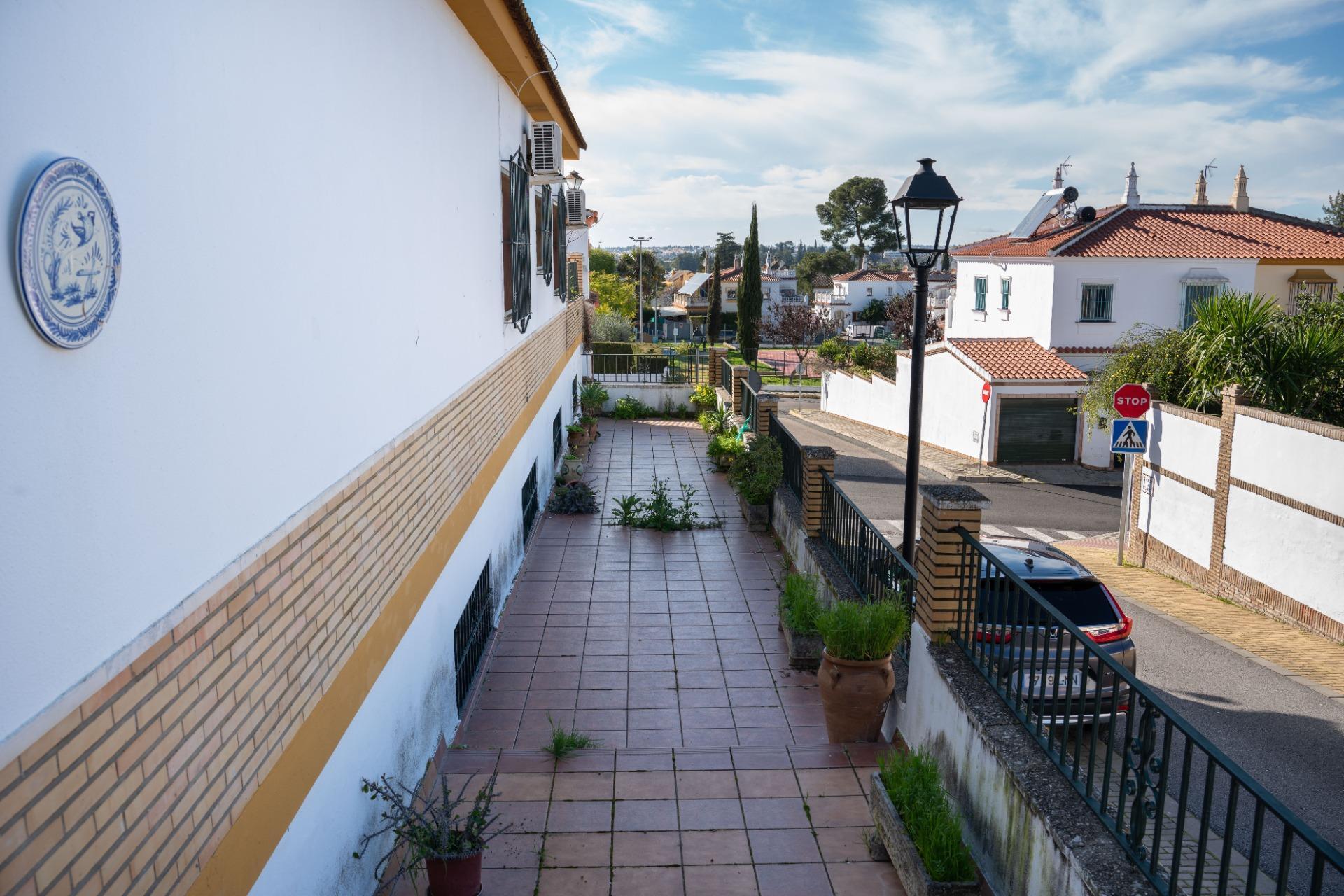 6-7-6 Espectacular Villa Unifamiliar en Gines: Espacio, versatilidad y confort