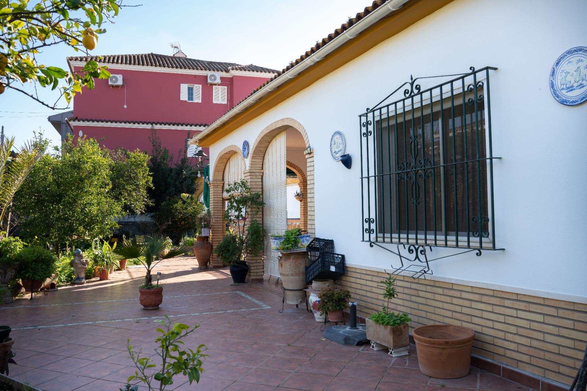 6-8-6 Espectacular Villa Unifamiliar en Gines: Espacio, versatilidad y confort