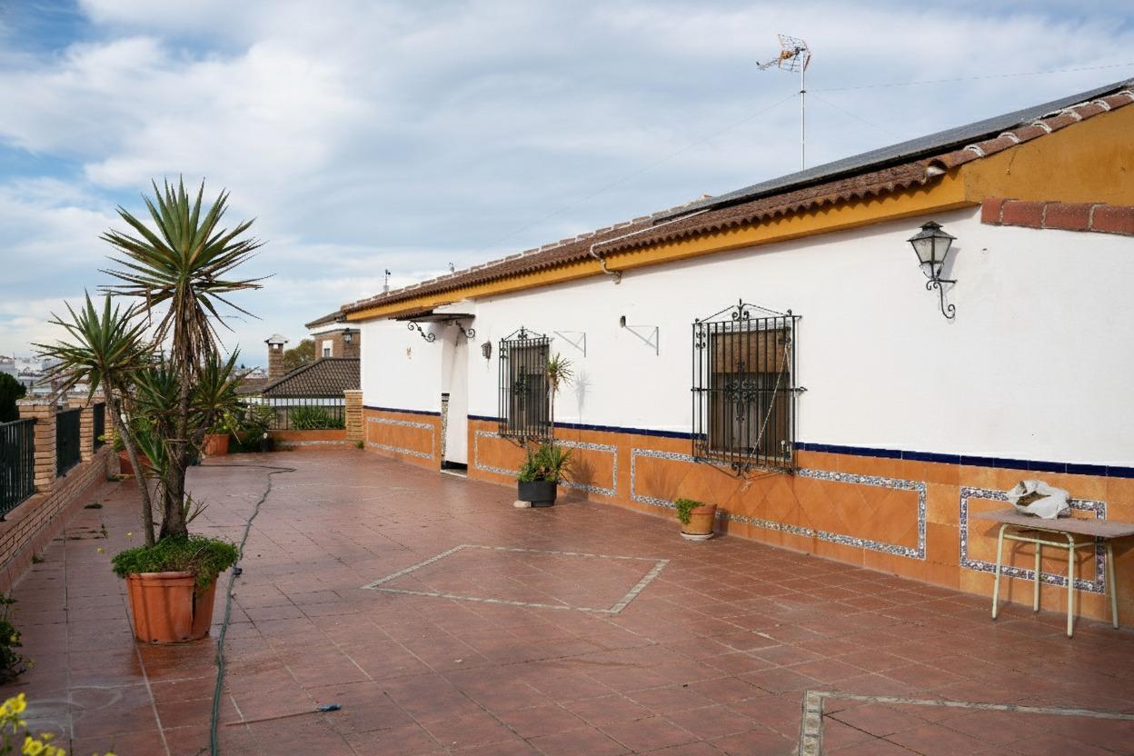 6-9-5 Espectacular Villa Unifamiliar en Gines: Espacio, versatilidad y confort
